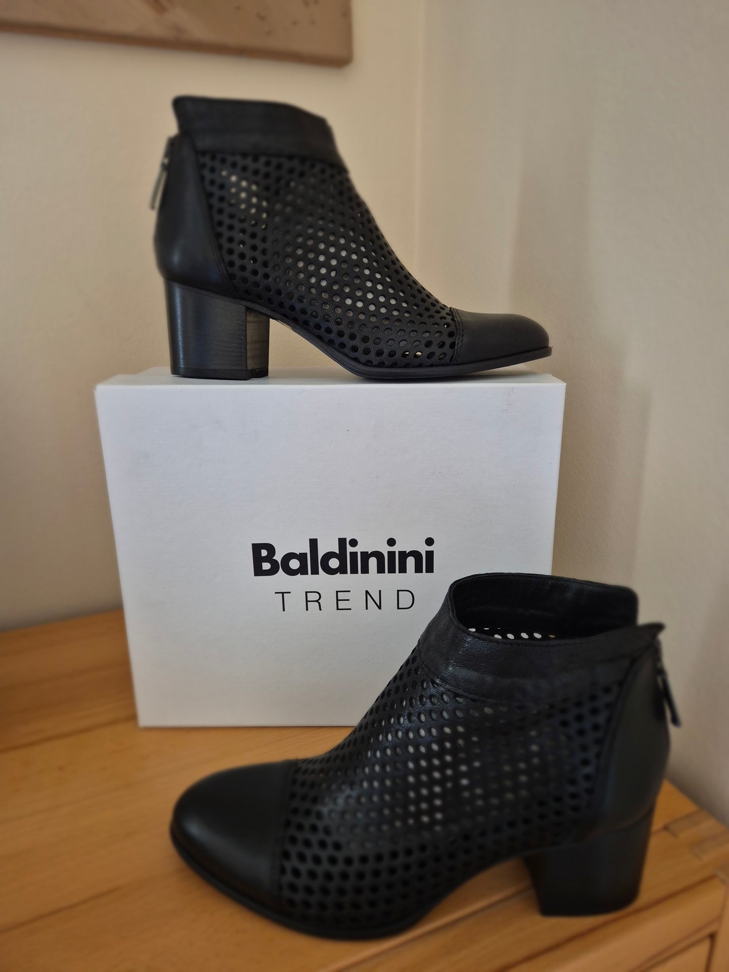 Stivaletti Ankleben in pelle, colore nero, taglia 39, nuovi.