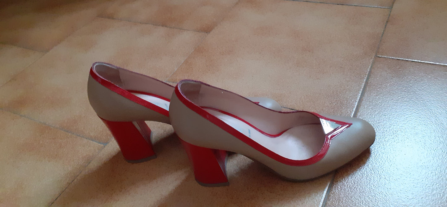Scarpa rossa con tacco alto