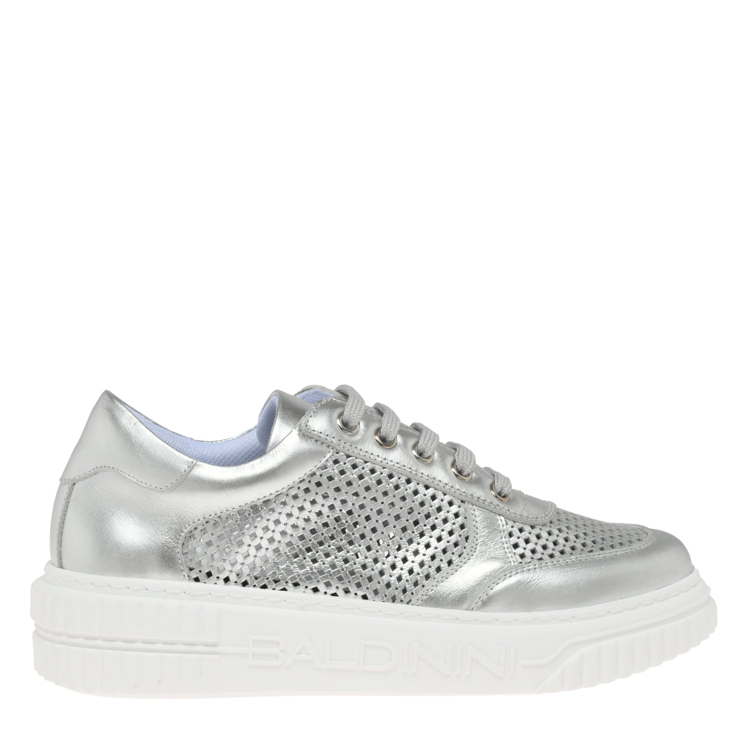 Sneaker en cuir nappa laminé argent perforé