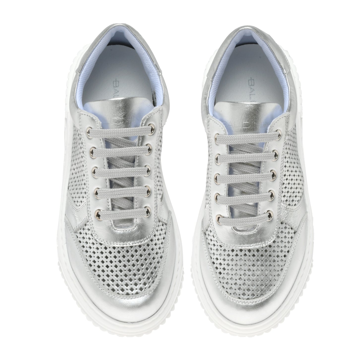 Sneaker en cuir nappa laminé argent perforé