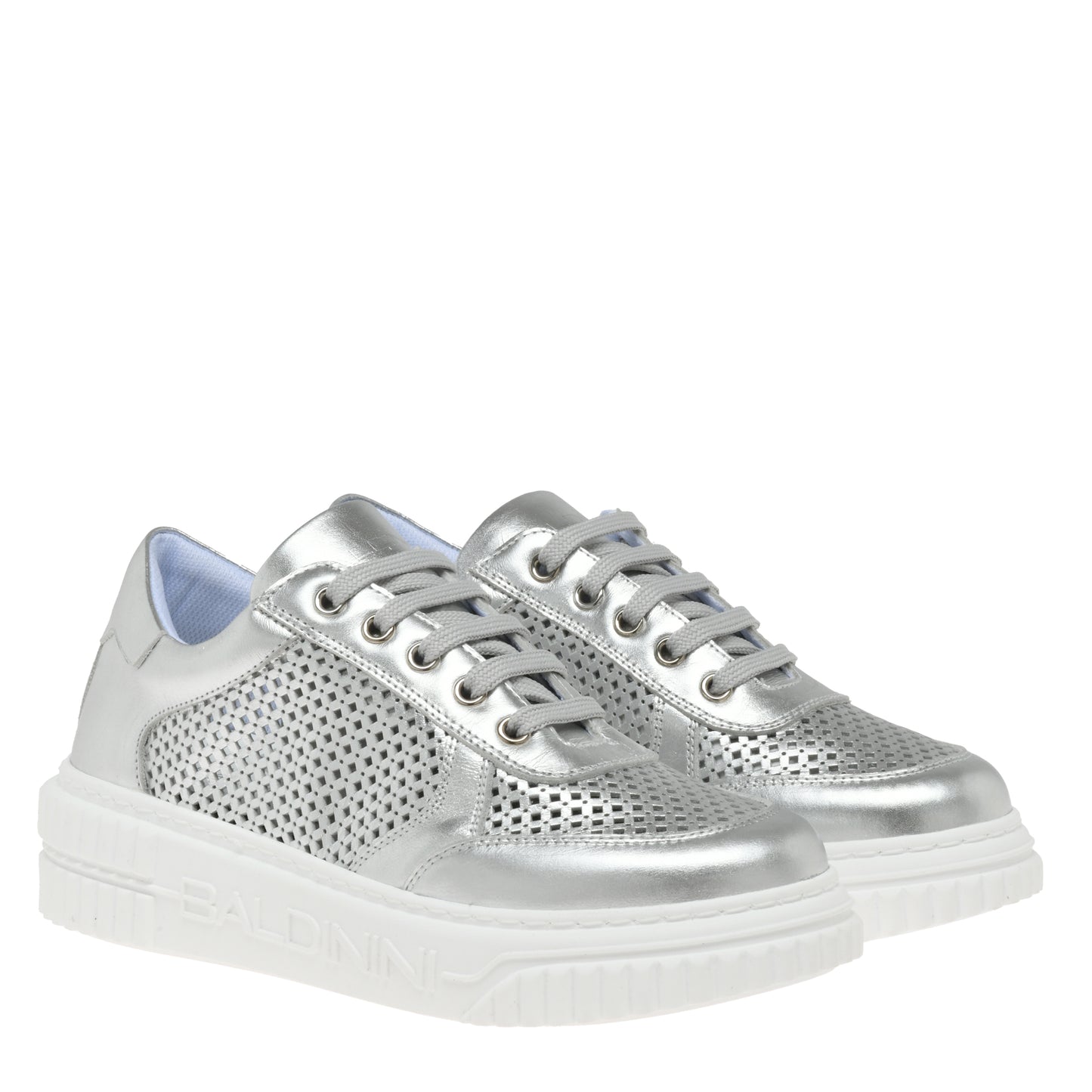 Sneaker en cuir nappa laminé argent perforé