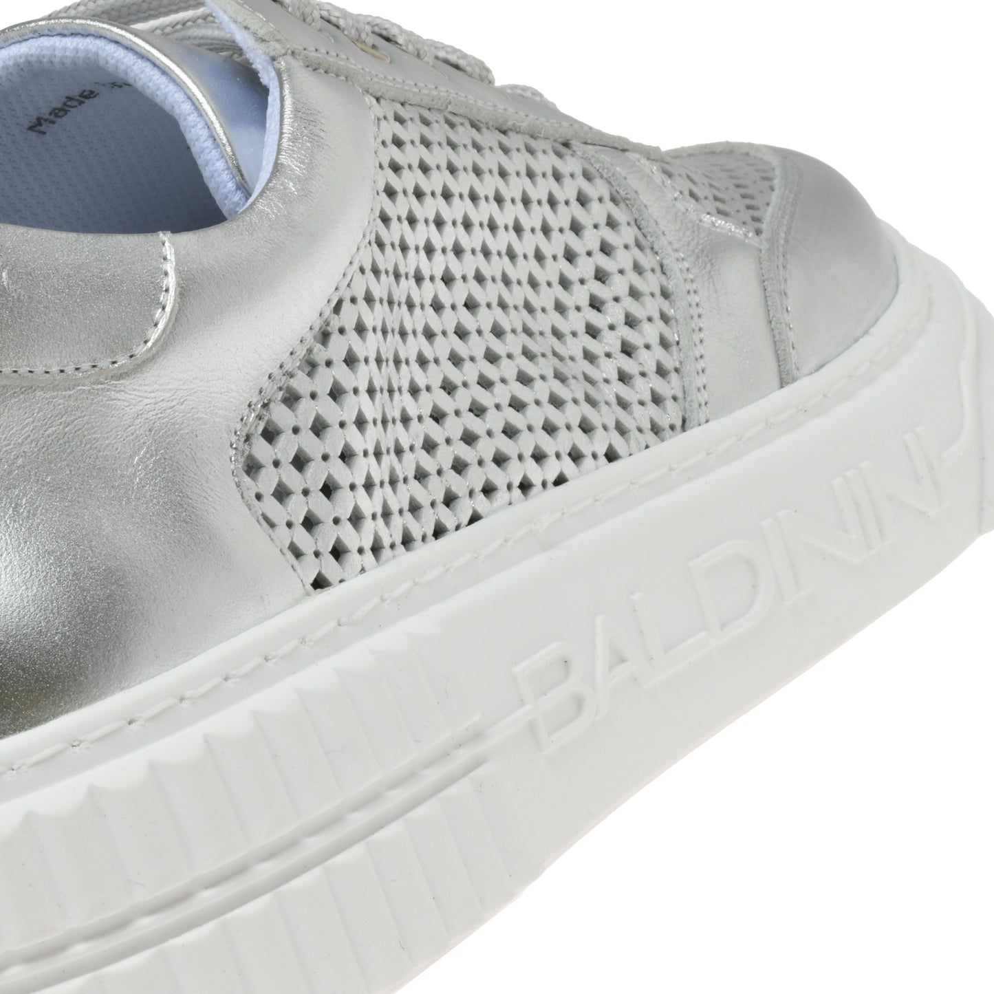 Sneaker en cuir nappa laminé argent perforé