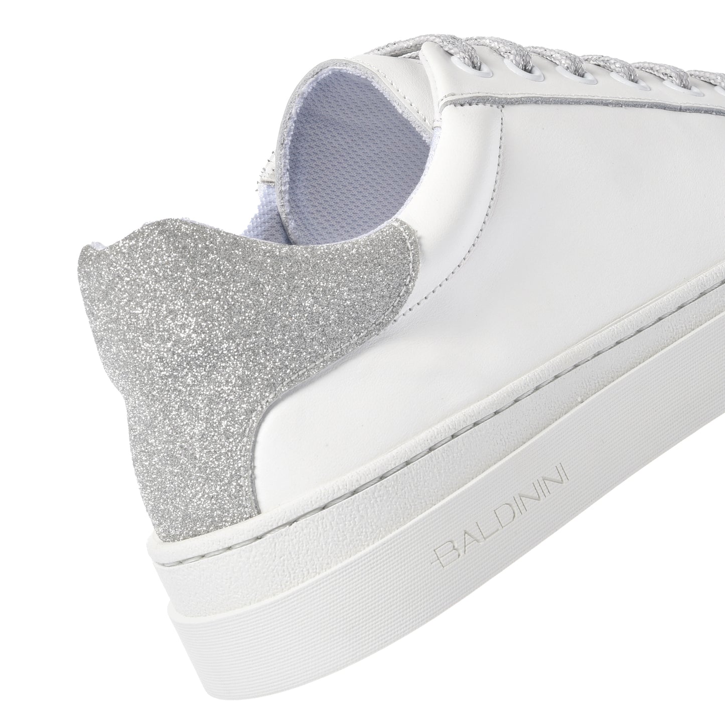 Sneaker en cuir blanc et paillettes argentées