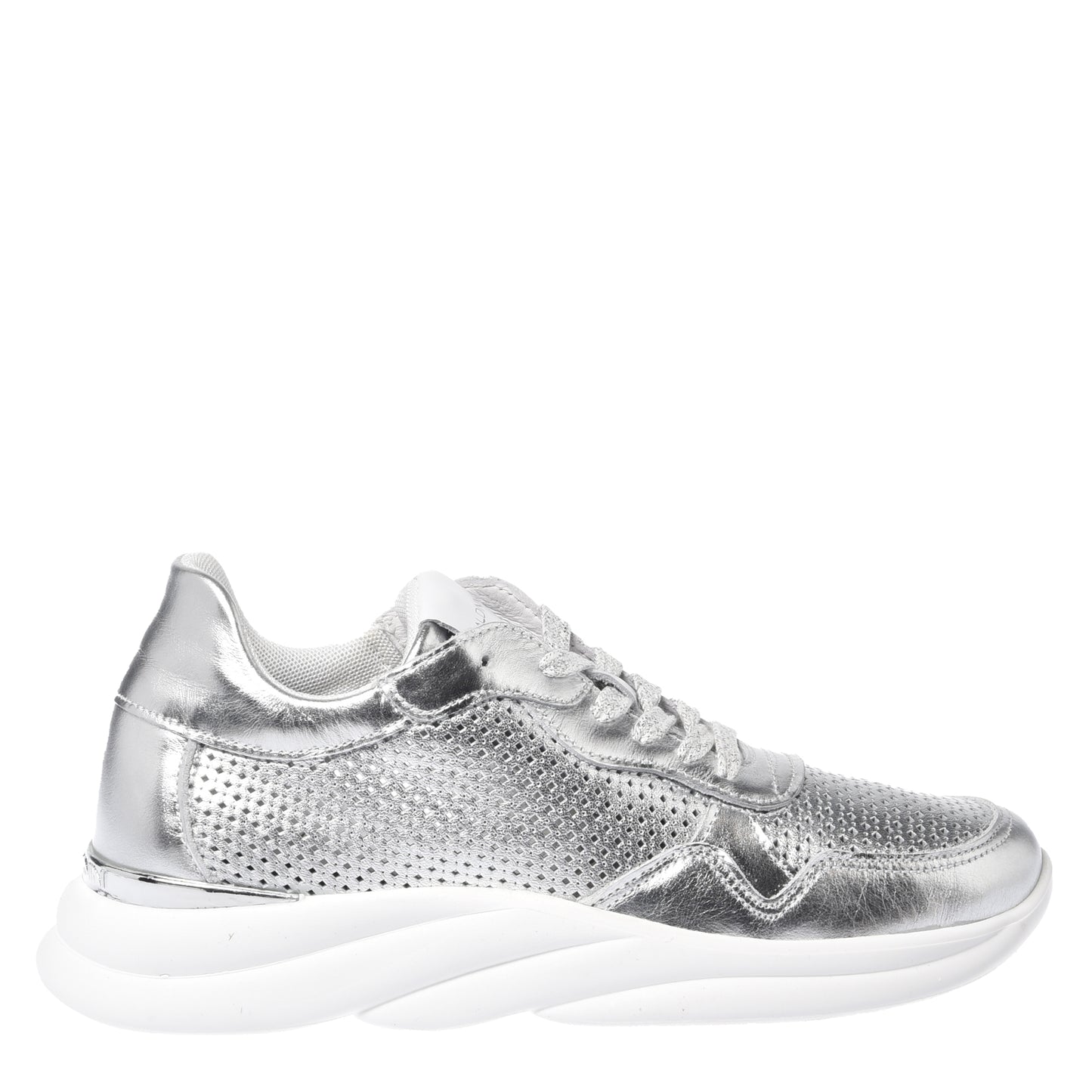 Sneaker en nappa laminé perforé argent