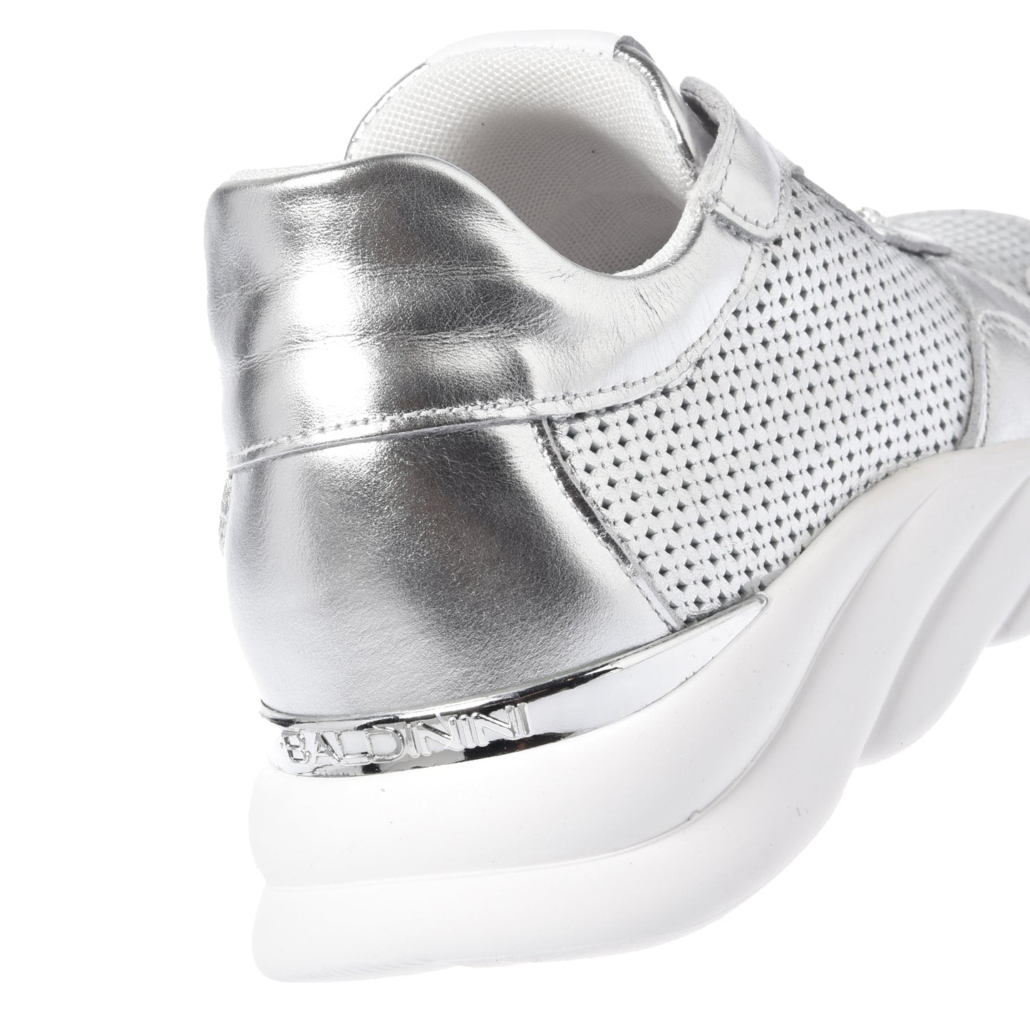 Sneaker en nappa laminé perforé argent