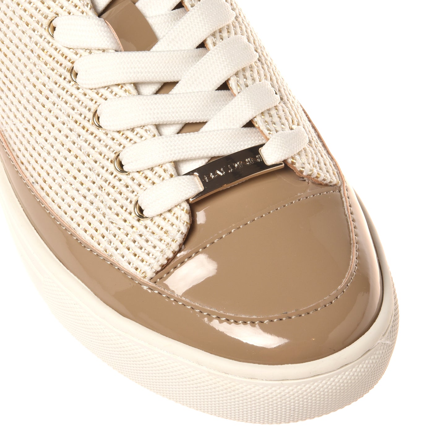 Sneaker à clous en cuir verni et raphia blanc