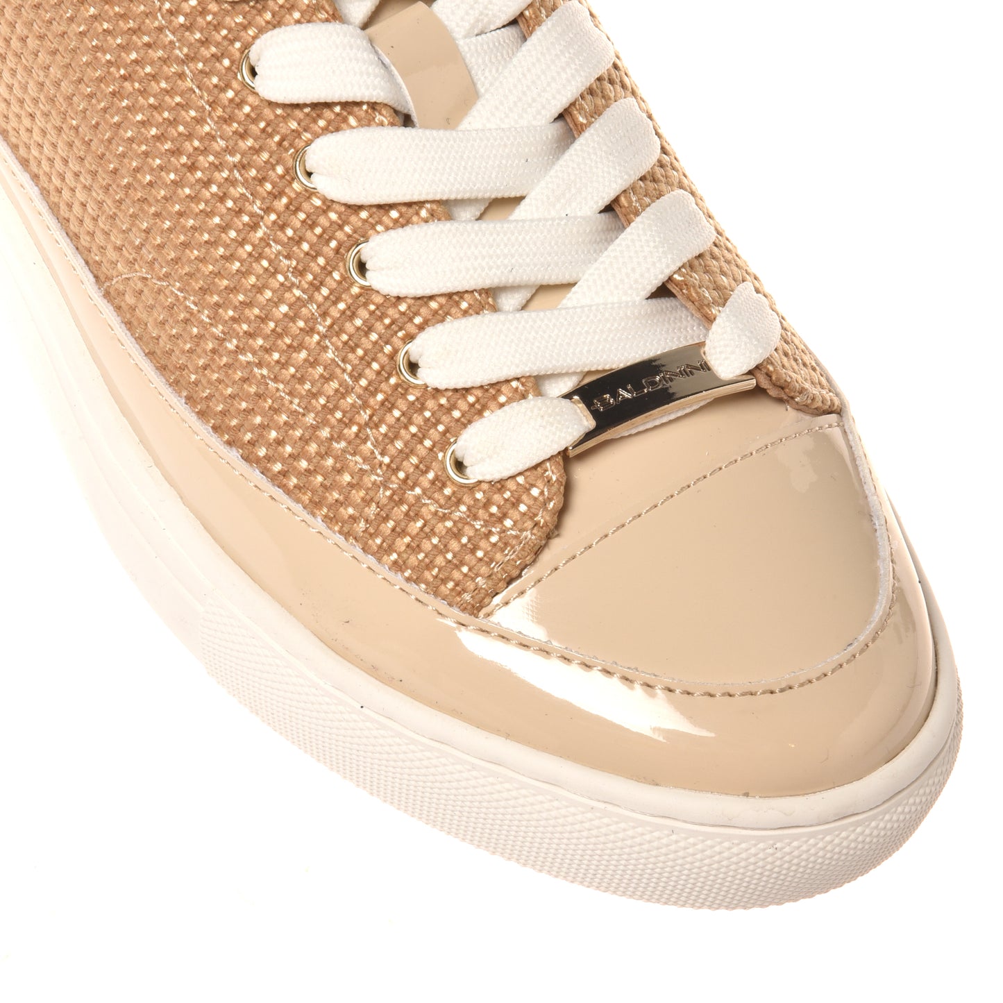 Sneaker à clous en cuir verni et raphia beige