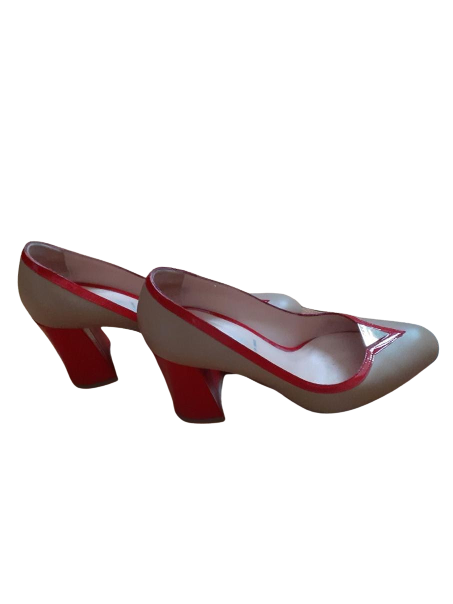 Scarpa rossa con tacco alto