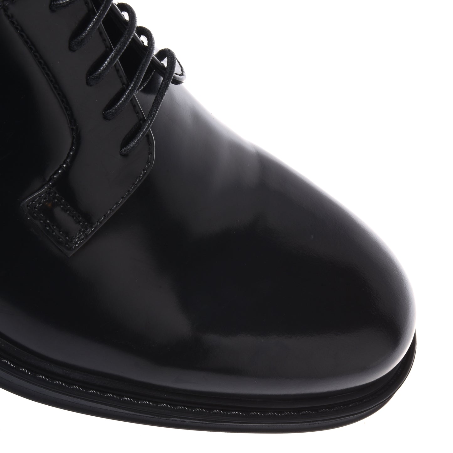 Black lace-up shoes in polished leather