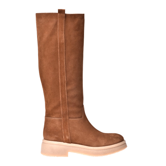 Boots in tan suede
