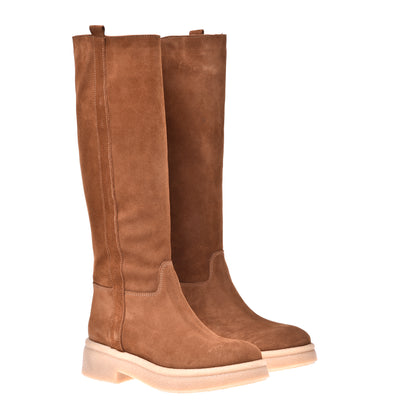 Boots in tan suede