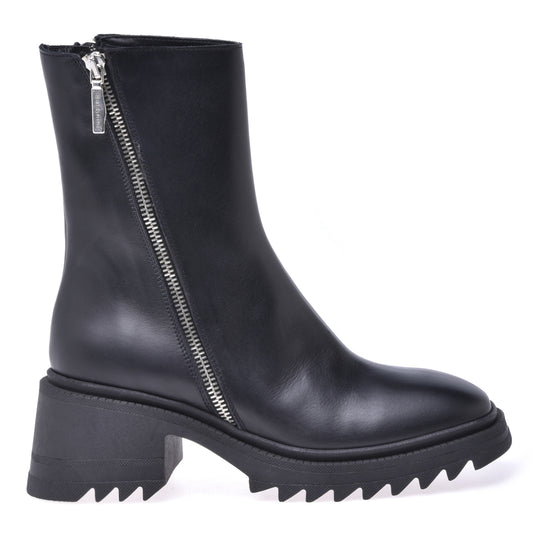 Ankle boots in black calfskin