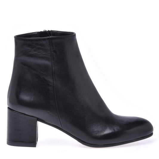 Ankle boots in black calfskin