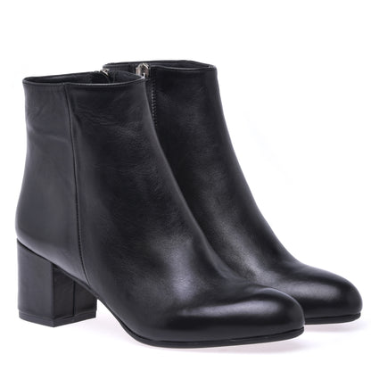 Ankle boots in black calfskin