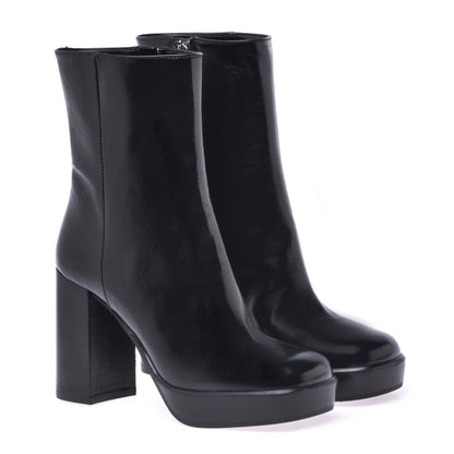 Ankle boot in soft black patent leather