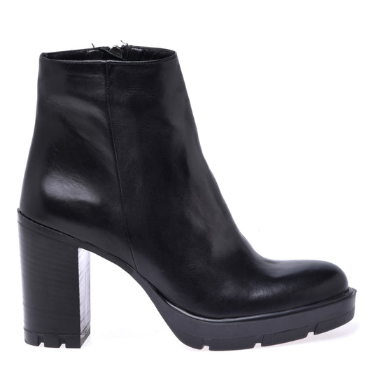 Ankle boots in black calfskin