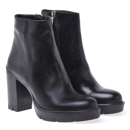 Ankle boots in black calfskin