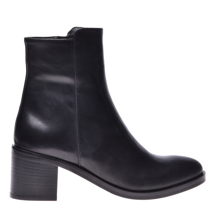 Ankle boots in black calfskin