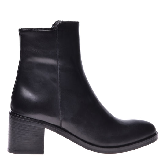 Ankle boots in black calfskin