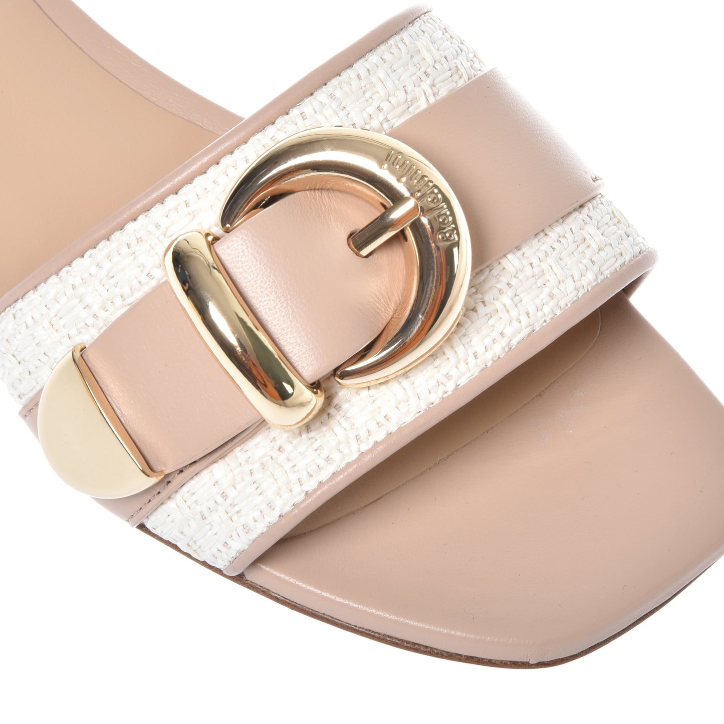 Babouche en raphia blanc et cuir nude