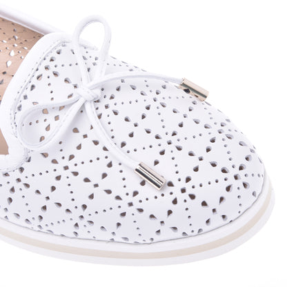 Ballerine en cuir perforé blanc