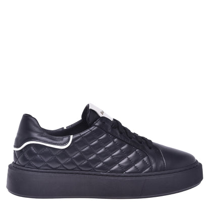Basket basse en cuir matelassé noir