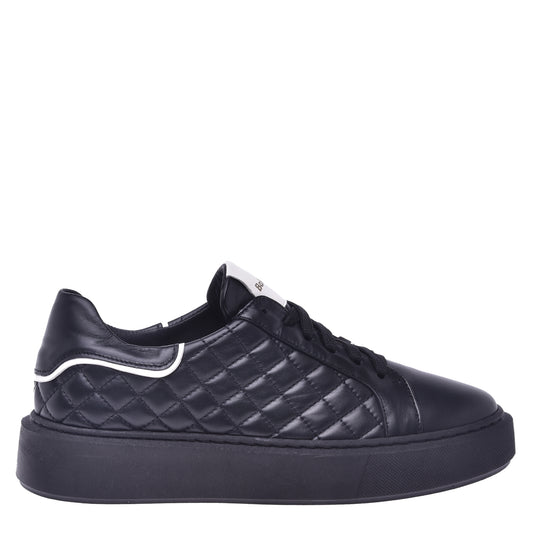 Basket basse en cuir matelassé noir