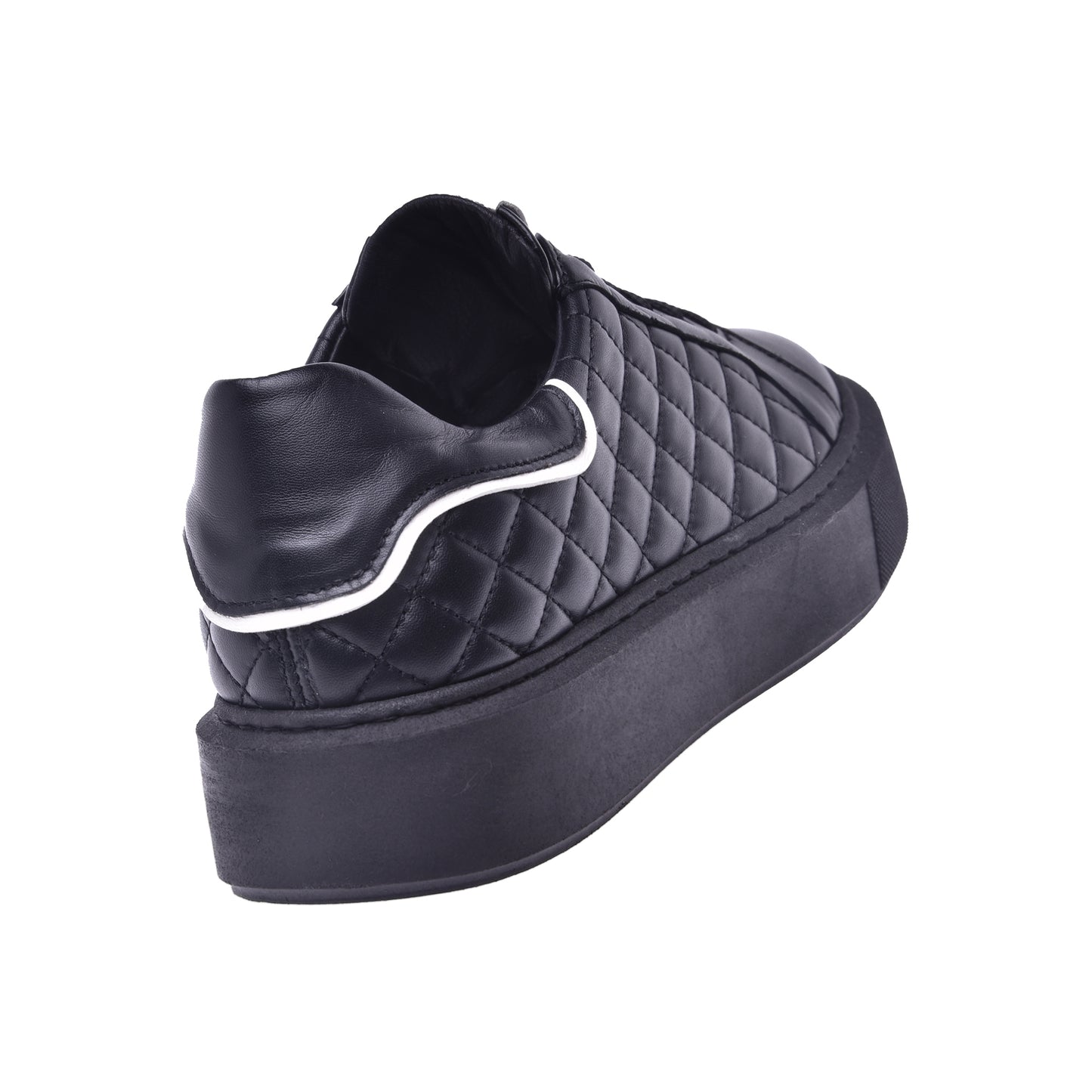 Basket basse en cuir matelassé noir