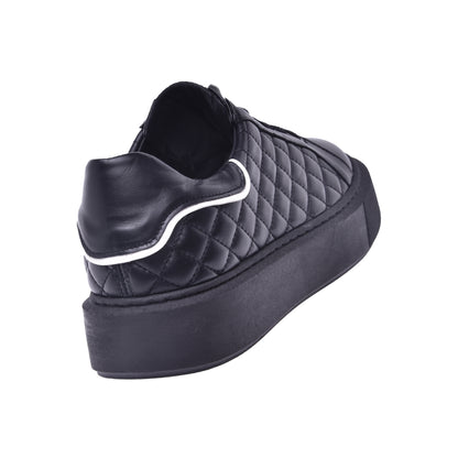 Basket basse en cuir matelassé noir