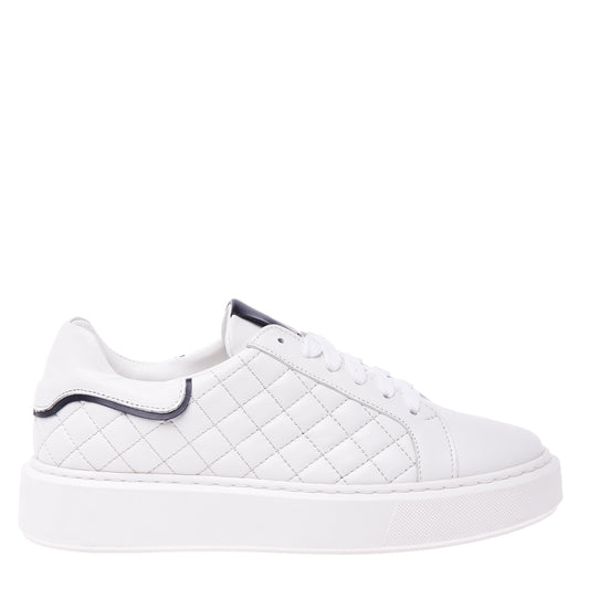 Basket basse en cuir matelassé crème