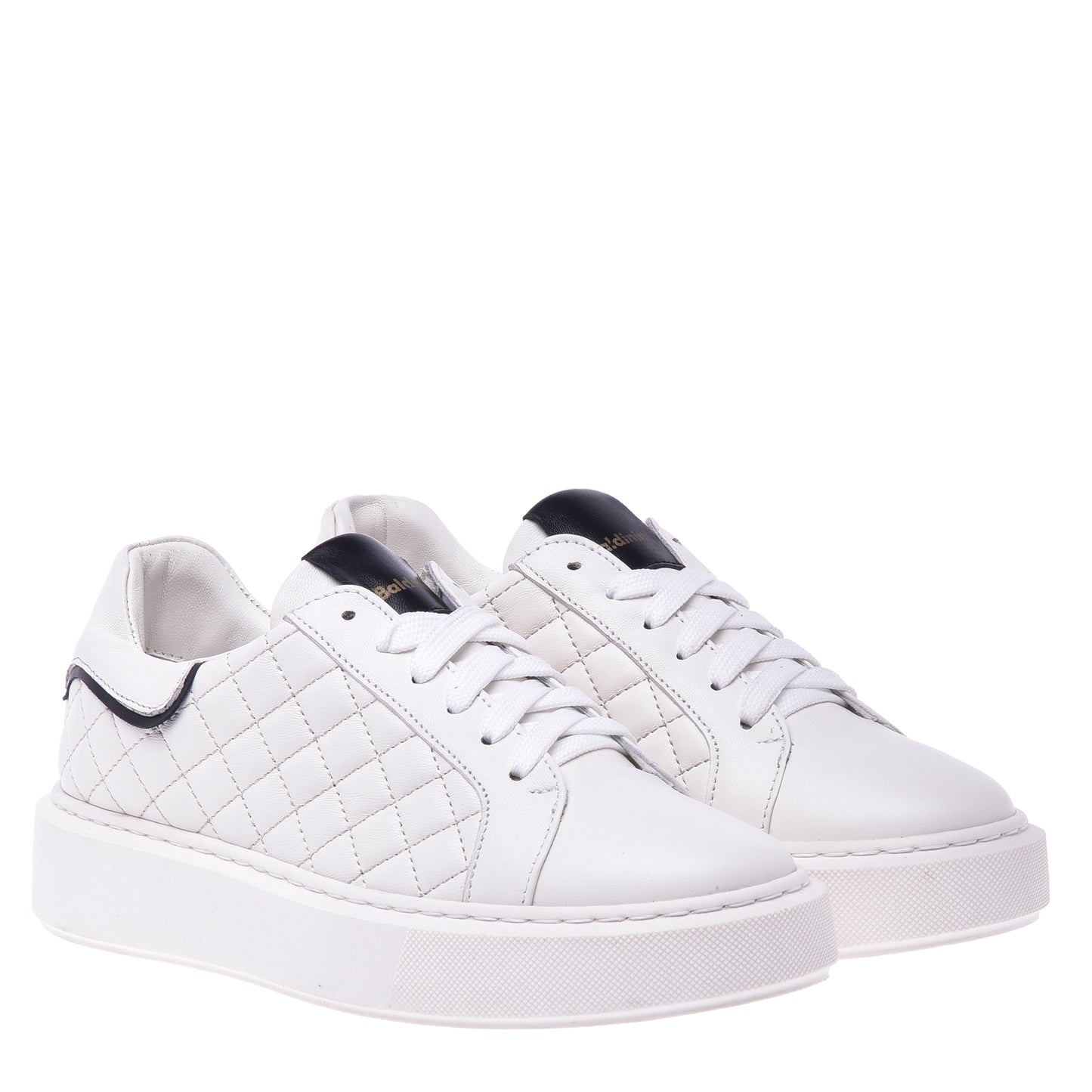 Basket basse en cuir matelassé crème