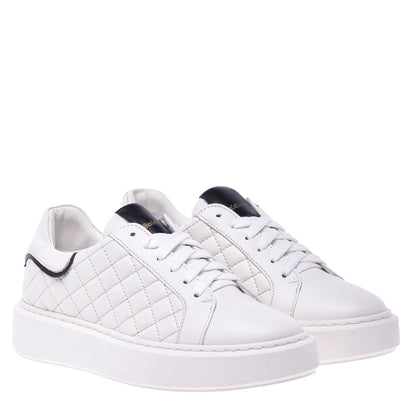 Basket basse en cuir matelassé crème
