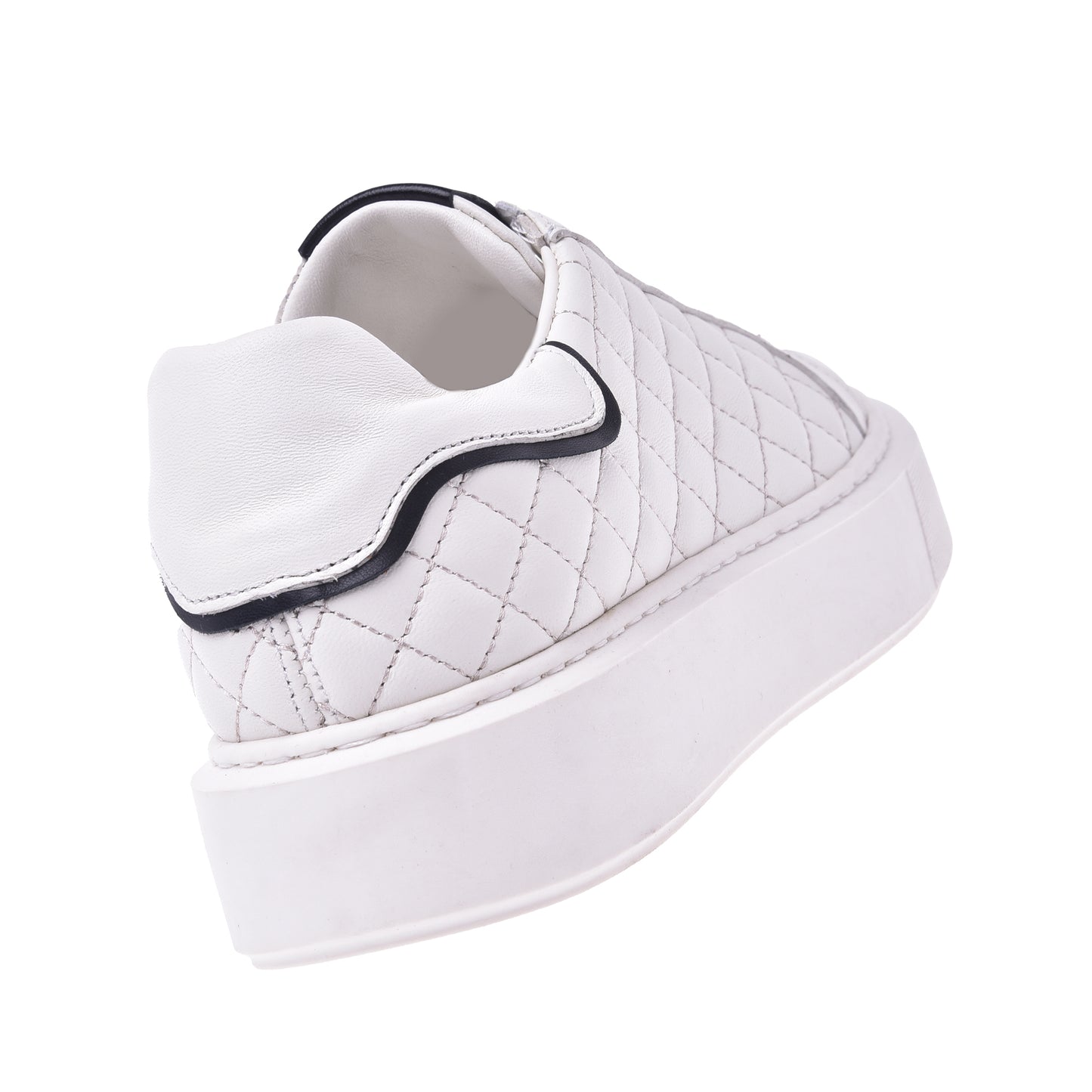 Basket basse en cuir matelassé crème
