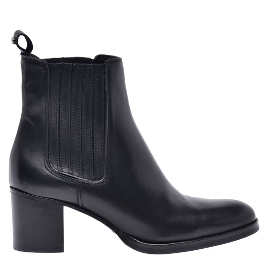 Ankle boots in black calfskin