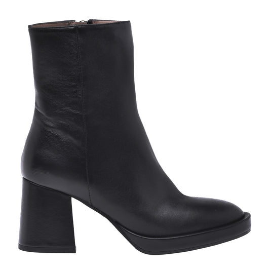 Ankle boots in black nappa