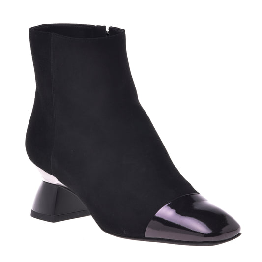 Ankle boots in black suede and lether