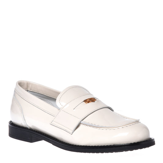 Mocassins crème en cuir verni