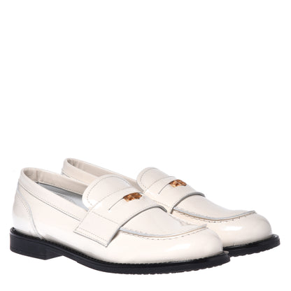 Mocassins crème en cuir verni