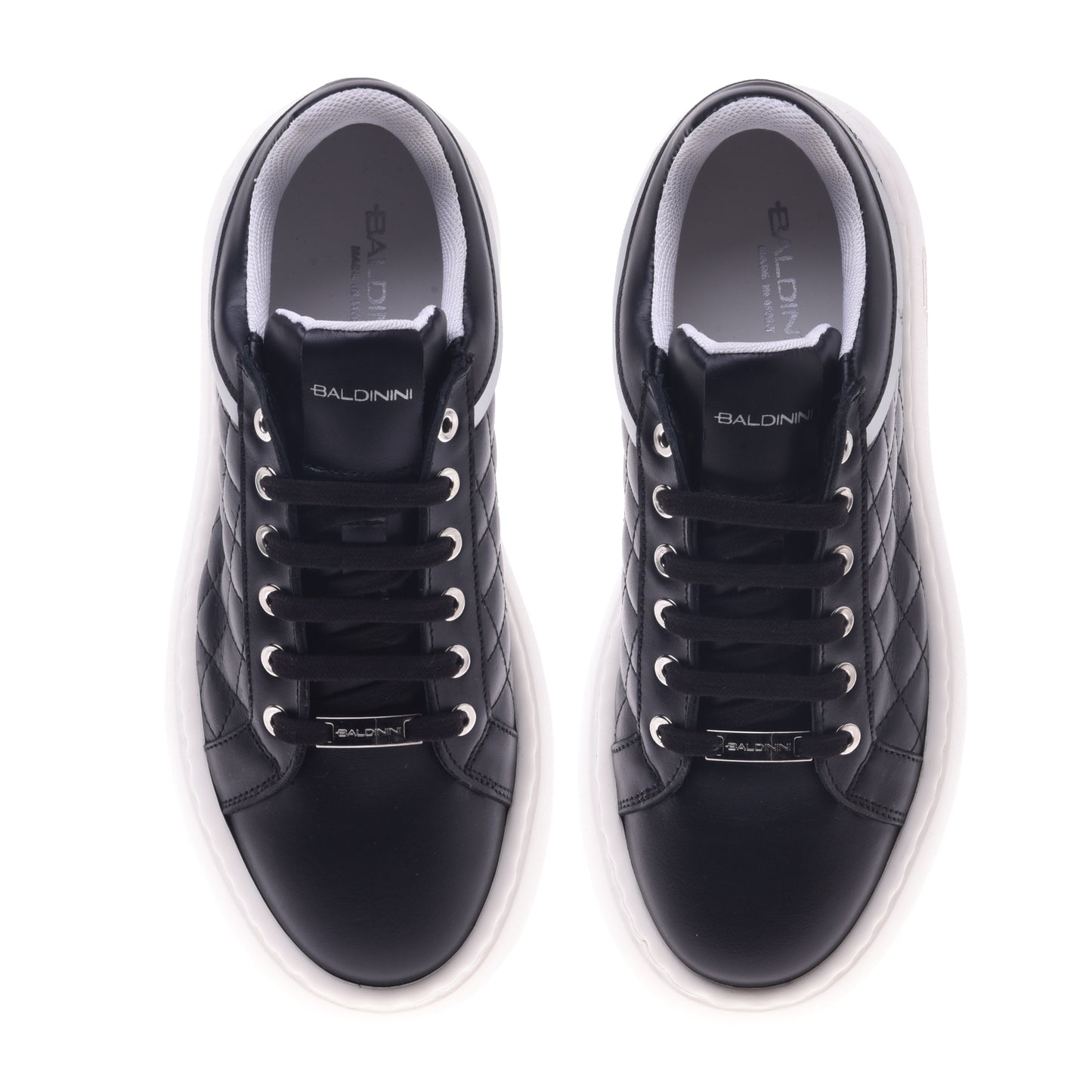 Sneaker in black quilted leather