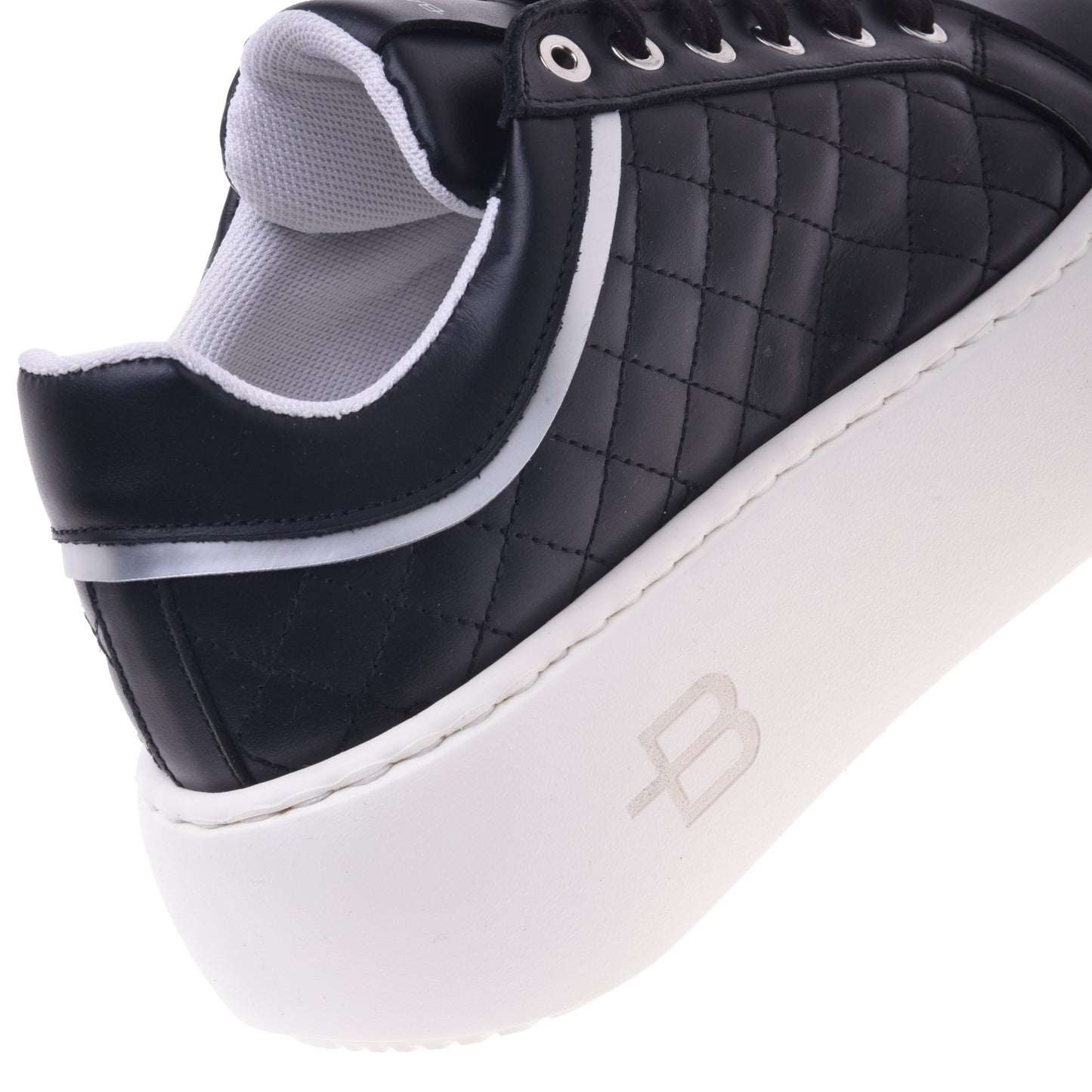 Sneaker in black quilted leather