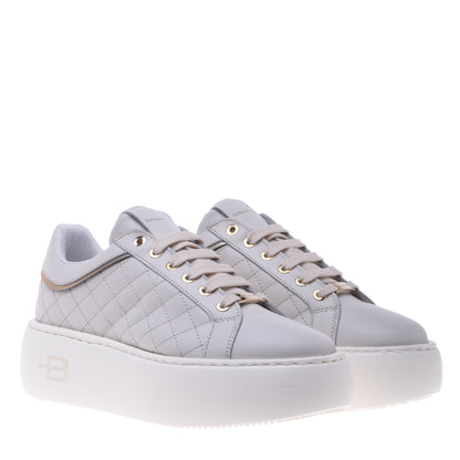 Sneaker in white quilted leather