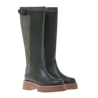 Boots in olive leather and suede