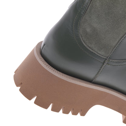 Boots in olive leather and suede