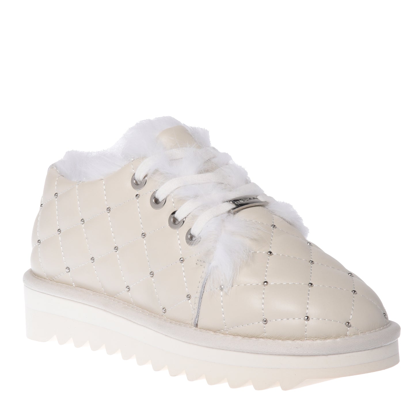 Baskets en cuir vanille matelassé et clouté