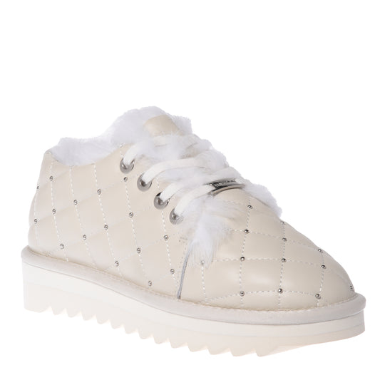 Baskets en cuir vanille matelassé et clouté