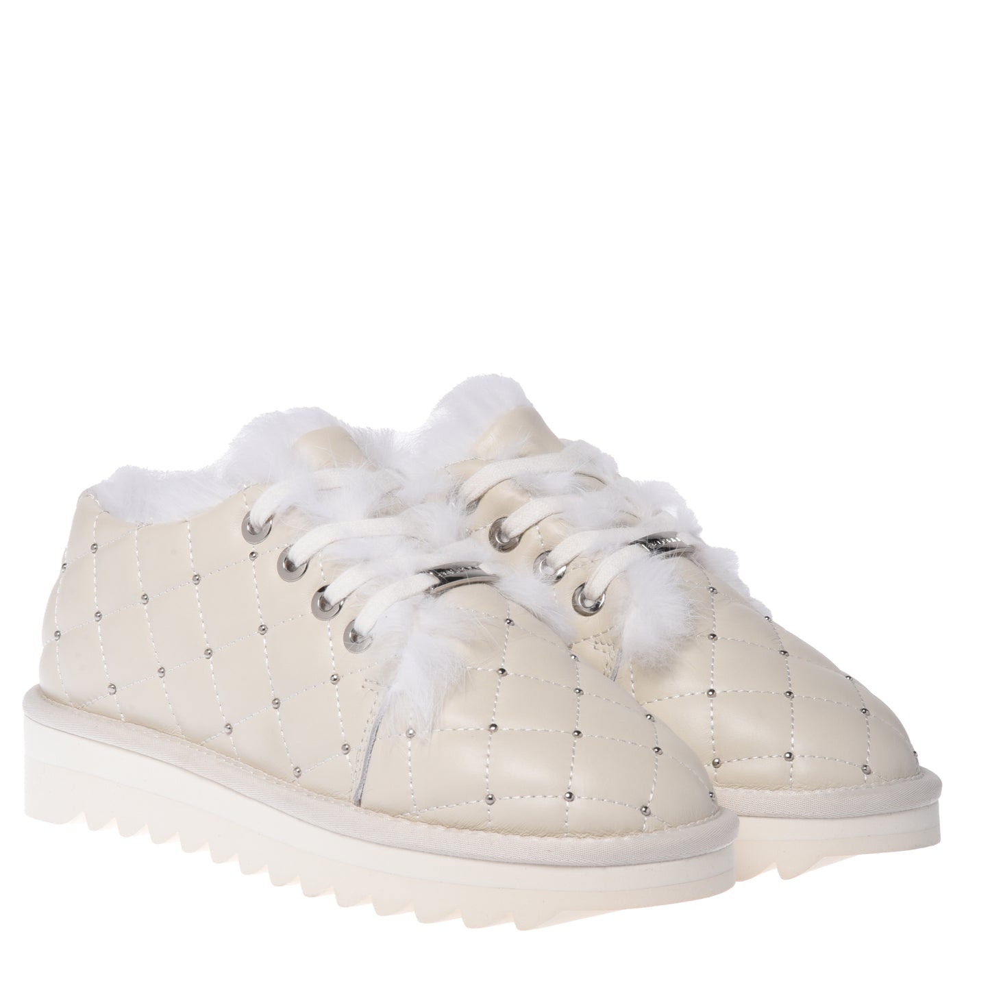 Baskets en cuir vanille matelassé et clouté