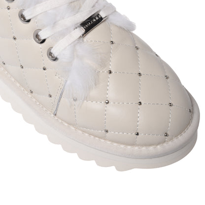 Baskets en cuir vanille matelassé et clouté