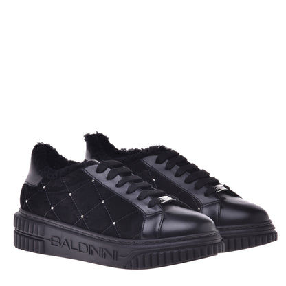 Baskets en cuir et daim noir matelassé et clouté