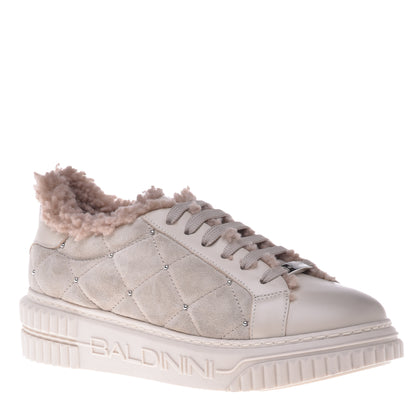 Baskets en cuir et daim vanille matelassé et clouté