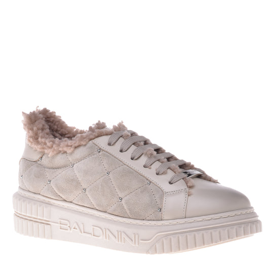 Baskets en cuir et daim vanille matelassé et clouté